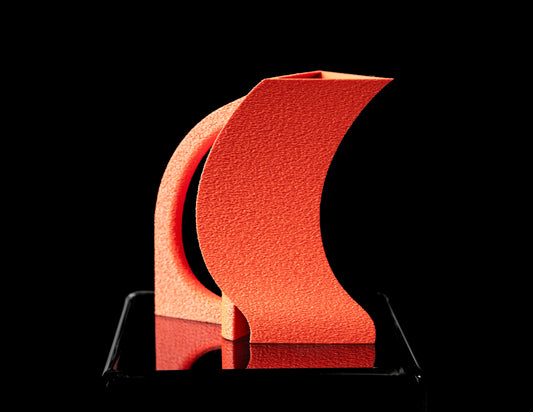 Designvase „Orbis Curva“ – moderne Skulptur in Terrakotta-Optik