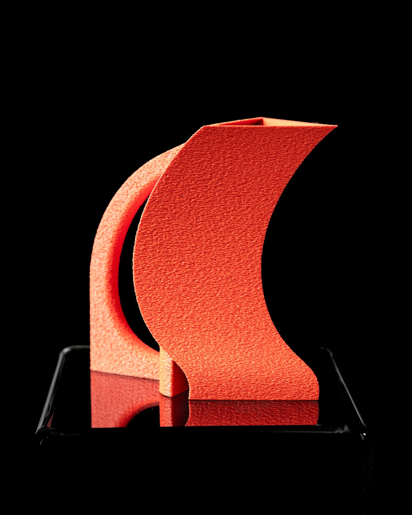 Designvase „Orbis Curva“ – moderne Skulptur in Terrakotta-Optik