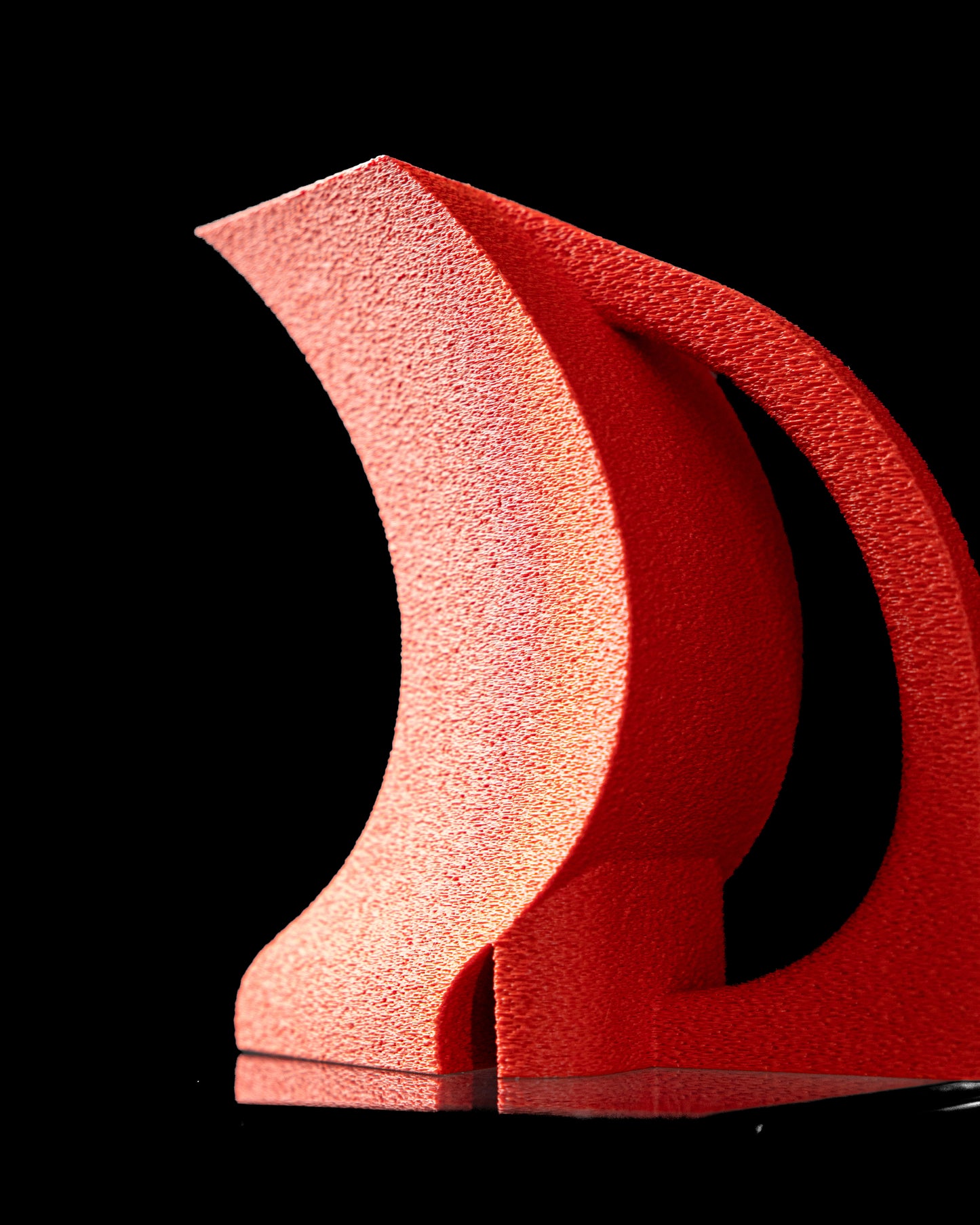 Designvase „Orbis Curva“ – moderne Skulptur in Terrakotta-Optik