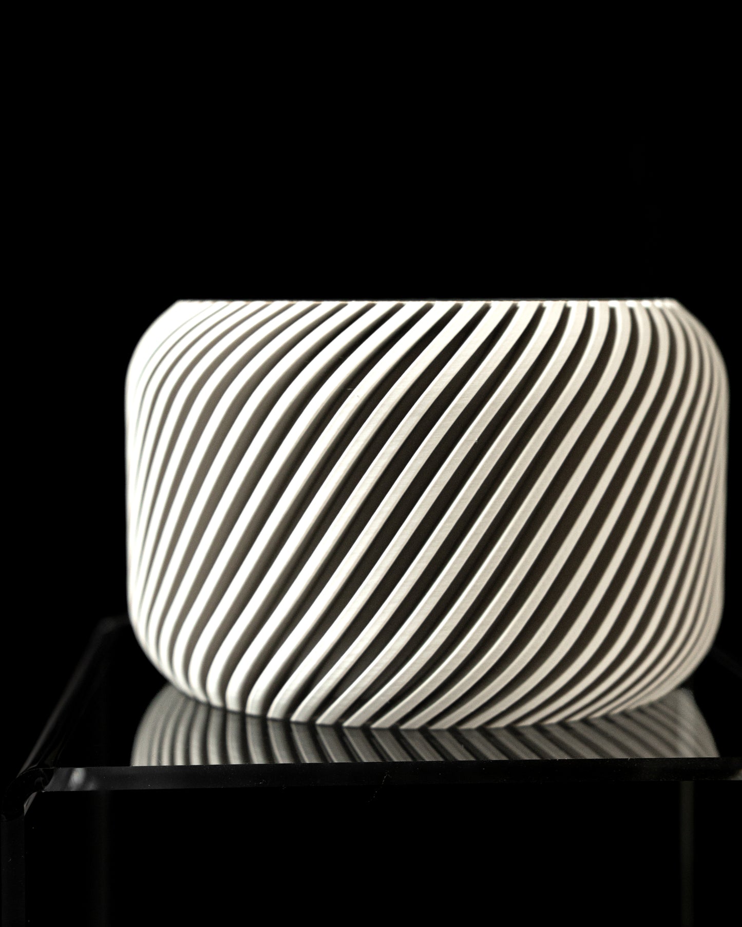 Pflanzuntersetzer „Big Twist“ – 3D-gedrucktes Designobjekt in Weiß-Optik