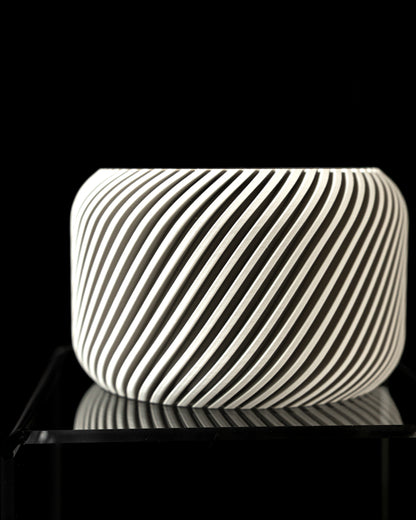 Pflanzuntersetzer „Big Twist“ – 3D-gedrucktes Designobjekt in Weiß-Optik