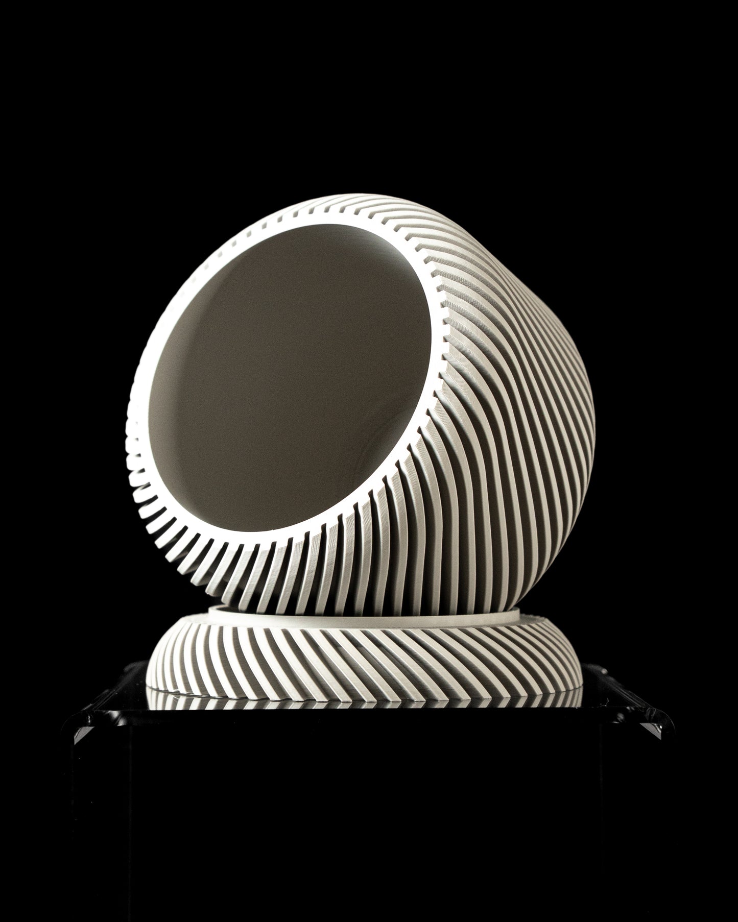 Pflanzuntersetzer „Big Twist“ – 3D-gedrucktes Designobjekt in Weiß-Optik