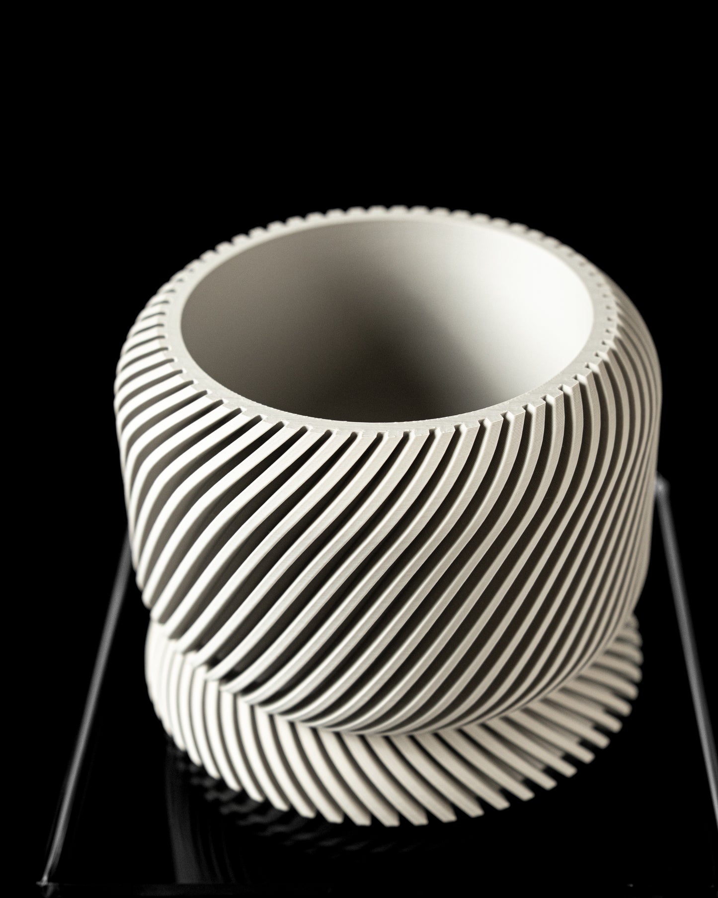 Pflanzuntersetzer „Big Twist“ – 3D-gedrucktes Designobjekt in Weiß-Optik