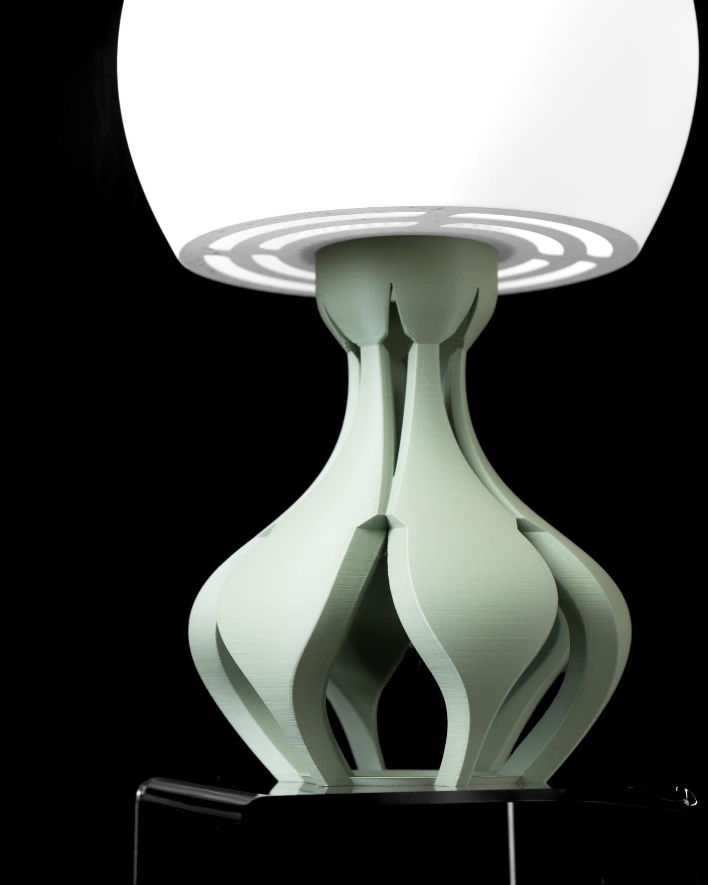 Tischlampe „Flora Glow“ – 3D-gedruckte Designlampe in floral-skulpturalem Look