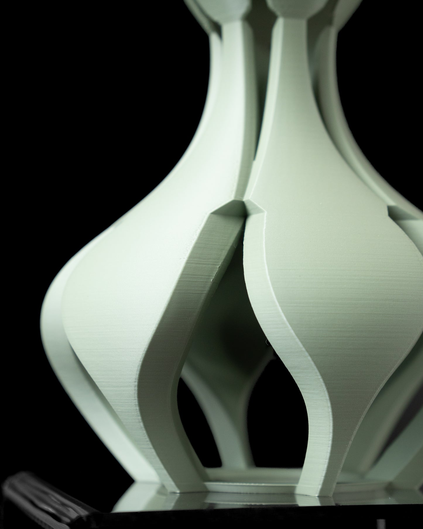 Tischlampe „Flora Glow“ – 3D-gedruckte Designlampe in floral-skulpturalem Look