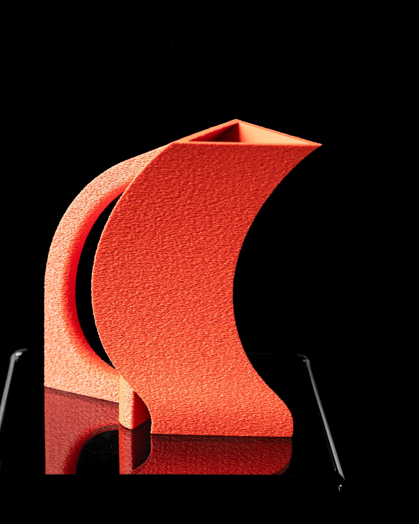 Designvase „Orbis Curva“ – moderne Skulptur in Terrakotta-Optik