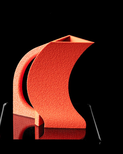 Designvase „Orbis Curva“ – moderne Skulptur in Terrakotta-Optik