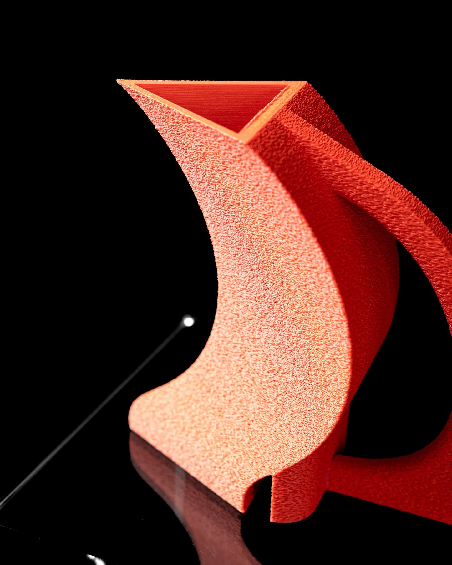 Designvase „Orbis Curva“ – moderne Skulptur in Terrakotta-Optik