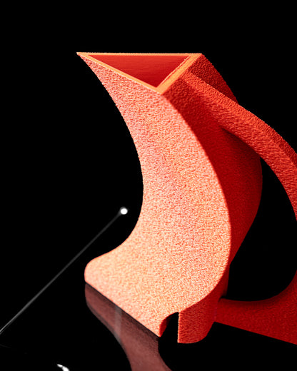 Designvase „Orbis Curva“ – moderne Skulptur in Terrakotta-Optik